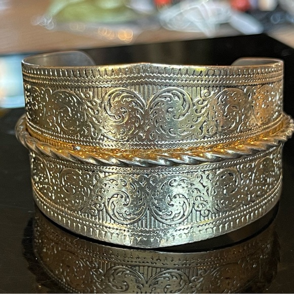 Gold Tone Embossed Cuff Bracelet Costume Women’s Jewelry - Picture 2 of 8